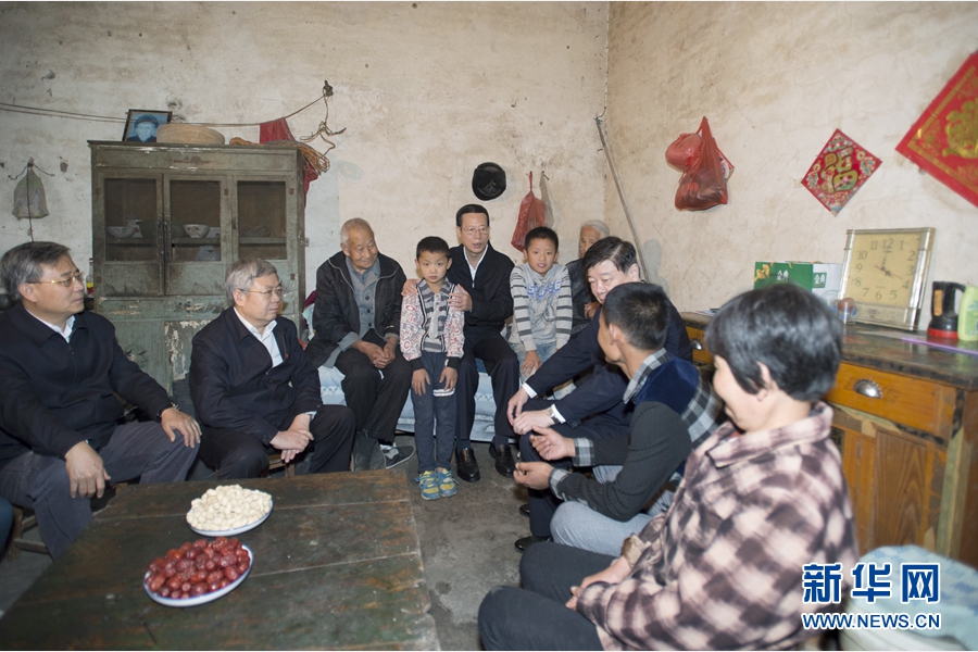 10月22日至23日，中共中央政治局常委、國(guó)務(wù)院副總理張高麗在山東調(diào)研扶貧工作情況。這是10月22日，張高麗在菏澤市巨野縣田莊鎮(zhèn)后屯村入戶看望生活困難村民。 新華社記者 王曄 攝