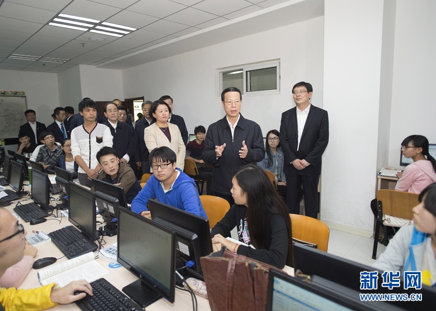 10月22日至23日，中共中央政治局常委、國(guó)務(wù)院副總理張高麗在山東調(diào)研扶貧工作情況。這是10月22日，張高麗在濟(jì)寧市惠普軟件人才實(shí)訓(xùn)基地調(diào)研教育培訓(xùn)脫貧有關(guān)情況。 新華社記者 王曄 攝