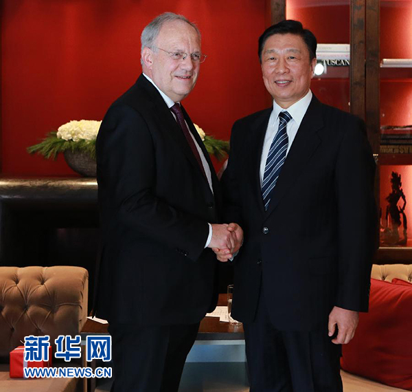 1月21日，中國國家副主席李源潮（右）在瑞士達(dá)沃斯會見瑞士聯(lián)邦主席施奈德－阿曼。 新華社記者羅歡歡攝