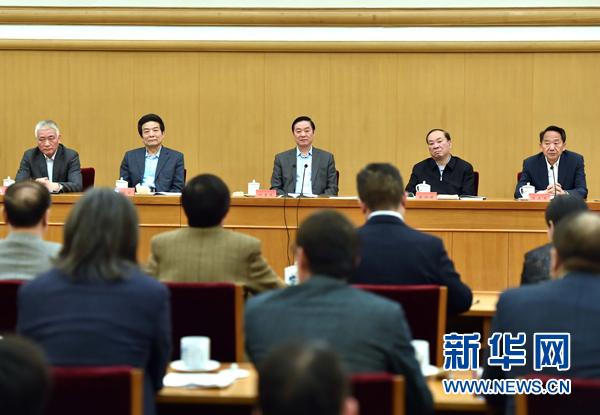 4月8日，中共中央政治局委員、中央書(shū)記處書(shū)記、中宣部部長(zhǎng)劉奇葆在北京同講好中國(guó)故事專家學(xué)者、文化交流使者研討班學(xué)員座談。 新華社記者李濤 攝