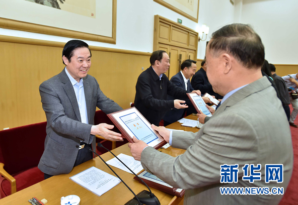 4月8日，中共中央政治局委員、中央書(shū)記處書(shū)記、中宣部部長(zhǎng)劉奇葆在北京同講好中國(guó)故事專家學(xué)者、文化交流使者研討班學(xué)員座談。這是劉奇葆在座談會(huì)上向獲得講好中國(guó)故事文化交流使者稱號(hào)的代表頒發(fā)證書(shū)。新華社記者 李濤 攝