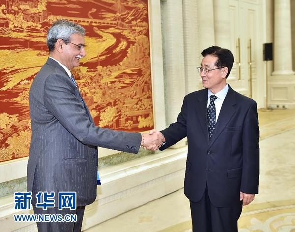 5月9日，中共中央書記處書記、中央紀(jì)委副書記趙洪祝在北京會見印度中央監(jiān)察委員會主席喬杜里。 新華社記者 李濤 攝