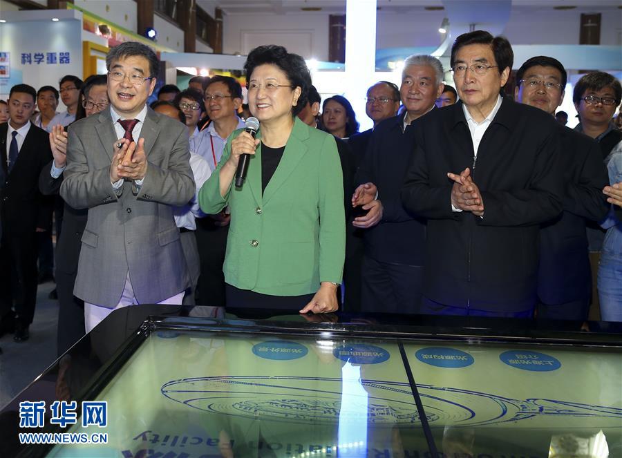 （新華網(wǎng)）劉延東、郭金龍參加2016年全國科技活動周活動