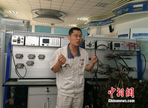 周勇在工作室介紹設(shè)備。中新網(wǎng) 邱宇攝