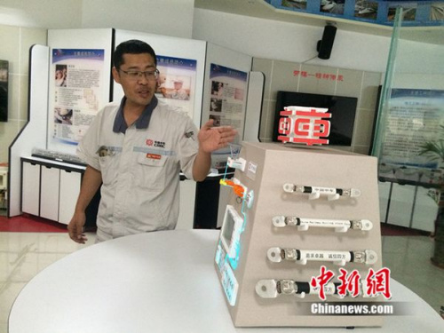 周勇在工作室介紹他制作的模型。中新網(wǎng) 邱宇 攝