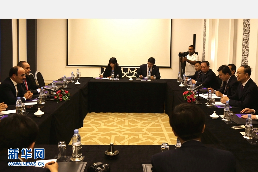 9月19日，在摩洛哥首都拉巴特，中共中央書記處書記、全國(guó)政協(xié)副主席杜青林（右一）會(huì)見摩洛哥真實(shí)性與現(xiàn)代黨總書記奧馬里（左一）。應(yīng)摩洛哥參議院邀請(qǐng)，中共中央書記處書記、全國(guó)政協(xié)副主席杜青林于18日至20日率中共代表團(tuán)訪摩，分別會(huì)見政府首腦本&middot;基蘭、參議長(zhǎng)本希馬、真實(shí)性與現(xiàn)代黨總書記奧馬里等。新華社記者劉鍇攝