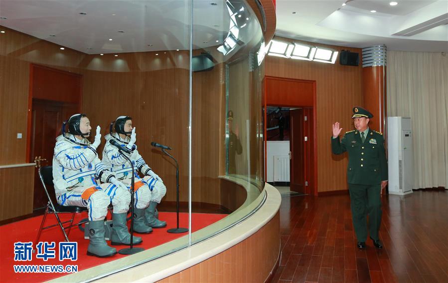 （時(shí)政）范長龍看望神舟十一號(hào)航天員景海鵬、陳冬