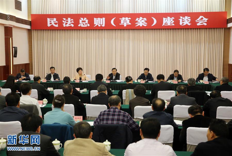 這是11月23日，張德江在成都主持召開(kāi)座談會(huì)，11個(gè)?。▍^(qū)、市）人大常委會(huì)負(fù)責(zé)同志、部分全國(guó)人大代表、法律工作者及專(zhuān)家學(xué)者參加會(huì)議。新華社記者 劉衛(wèi)兵 攝 