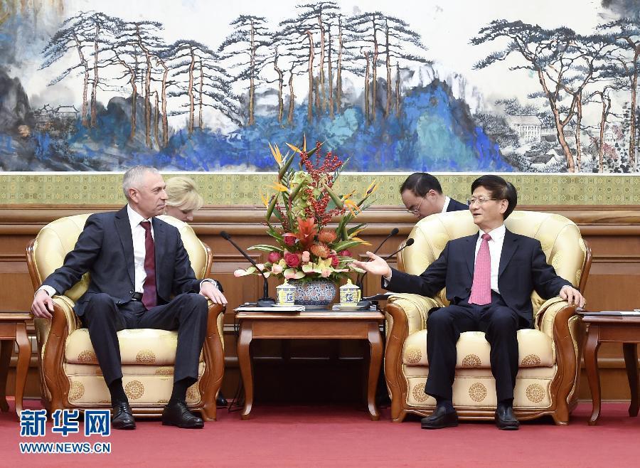 11月25日，中共中央政治局委員、中央政法委書(shū)記孟建柱在北京會(huì)見(jiàn)白俄羅斯總統(tǒng)辦公廳副主任米茨克維奇。 新華社記者燕雁攝 