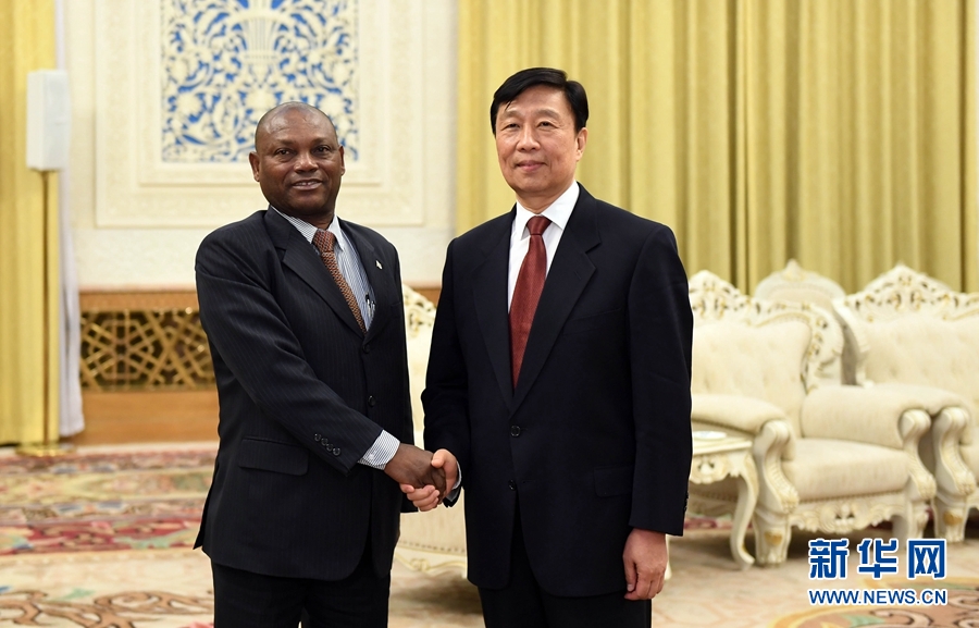 12月26日，國家副主席李源潮在北京會見圣多美和普林西比外交和海外僑民部部長博特略。 新華社記者 張鐸 攝