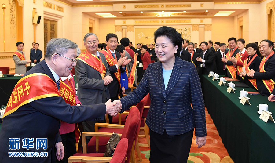 12月29日，中共中央政治局委員、國務(wù)院副總理劉延?xùn)|在北京與中醫(yī)藥高等學(xué)校教學(xué)名師座談。這是座談會前，劉延?xùn)|與獲得表彰的教師握手。新華社記者 張鐸 攝