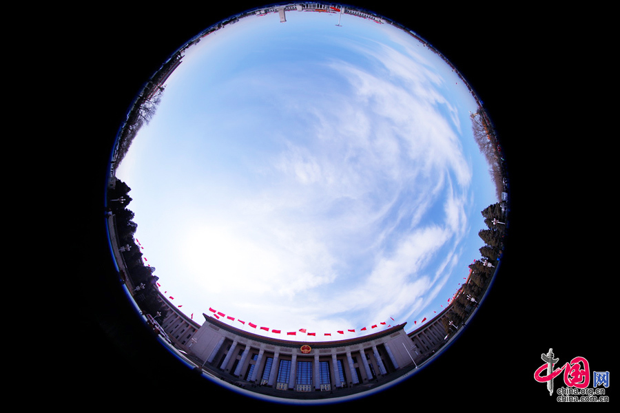  人民大會(huì)堂、天安門廣場(chǎng)、人民英雄紀(jì)念碑外部全景。中國(guó)網(wǎng) 鄭亮攝