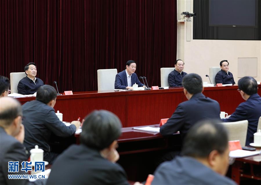  2月17日，在習(xí)近平總書(shū)記主持召開(kāi)黨的新聞?shì)浾摴ぷ髯剷?huì)并發(fā)表重要講話一周年之際，中宣部在北京召開(kāi)2017年新聞戰(zhàn)線&ldquo;新春走基層&rdquo;活動(dòng)座談會(huì)。中共中央政治局委員、中央書(shū)記處書(shū)記、中宣部部長(zhǎng)劉奇葆出席會(huì)議并講話。新華社記者 王曄 攝
