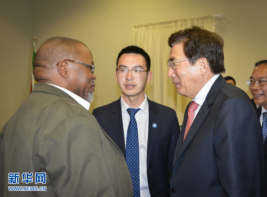 3月26日，中共中央政治局委員、北京市委書(shū)記郭金龍（前右）在南非約翰內(nèi)斯堡與執(zhí)政的南非非洲人國(guó)民大會(huì)總書(shū)記曼塔謝（前左）舉行工作會(huì)談。  新華社記者趙熙攝
