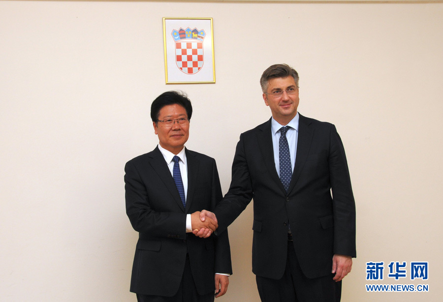4月10日，克羅地亞民主共同體主席、政府總理普連科維奇（右）在薩格勒布會見中共中央政治局委員、中央黨的建設工作領導小組副組長張春賢。新華社記者薛群攝