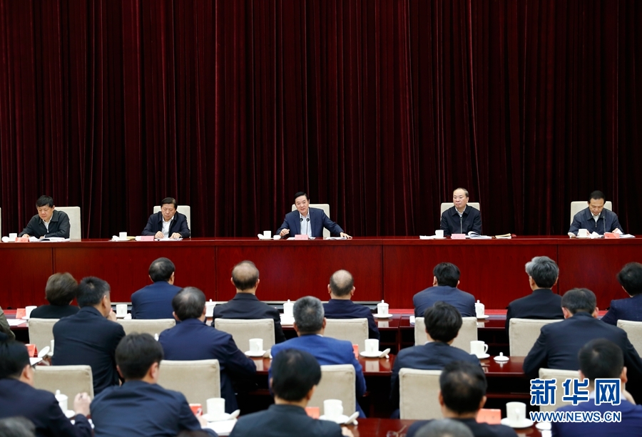 4月13日，中央宣傳部、中央政法委在北京召開貫徹落實(shí)《關(guān)于進(jìn)一步把社會(huì)主義核心價(jià)值觀融入法治建設(shè)的指導(dǎo)意見》電視電話會(huì)議。中共中央政治局委員、中央書記處書記、中宣部部長劉奇葆出席會(huì)議并講話。新華社記者丁海濤攝