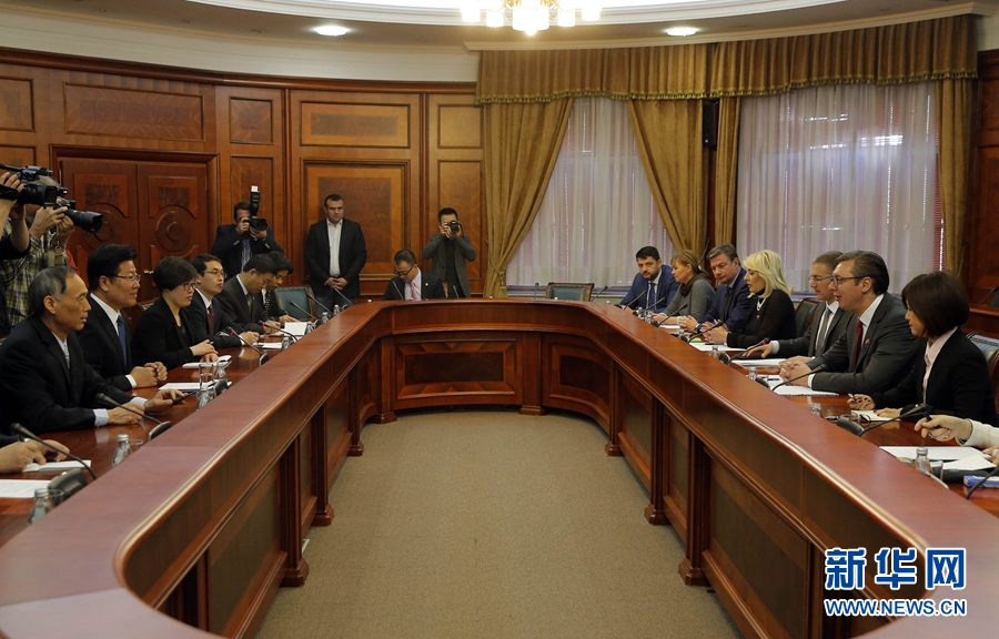 4月12日，塞爾維亞前進黨主席、政府總理武契奇（右二）在貝爾格萊德會見中共中央政治局委員、中央黨的建設(shè)工作領(lǐng)導小組副組長張春賢（左二）。新華社發(fā)（普雷德拉格&middot;米洛薩夫列維奇攝）