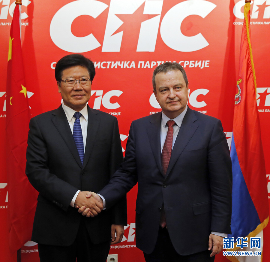 4月13日，中共中央政治局委員、中央黨的建設(shè)工作領(lǐng)導小組副組長張春賢（左）在塞爾維亞貝爾格萊德會見塞社會黨主席、政府第一副總理兼外長達契奇。新華社發(fā)（普雷德拉格&middot;米洛薩夫列維奇攝）