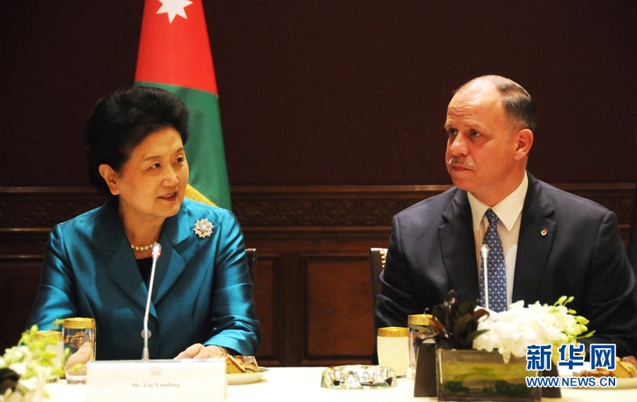 4月20日，在約旦首都安曼，約旦代國王費薩爾（右）會見中國國務(wù)院副總理劉延?xùn)|。 新華社記者林曉蔚攝