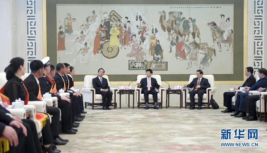 4月24日，第十三屆全國見義勇為英雄模范表彰大會在北京人民大會堂召開。會前，中共中央政治局委員、中央政法委書記孟建柱與見義勇為英雄模范及家屬代表座談。國務(wù)委員、公安部部長郭聲琨出席座談會并在表彰大會上講話。新華社記者 張鐸 攝