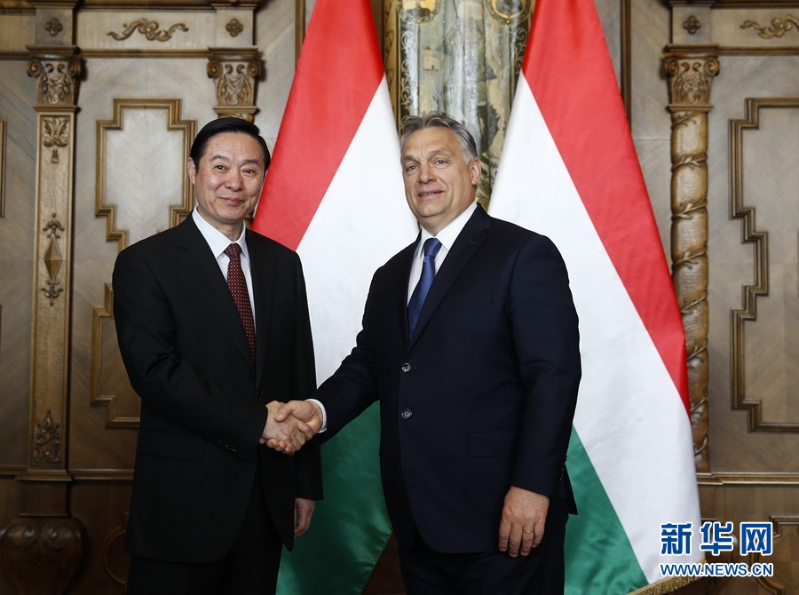 4月24日，在匈牙利首都布達佩斯，匈牙利總理、青民盟主席歐爾班（右）會見中共中央政治局委員、中央書記處書記、中宣部部長劉奇葆。新華社記者葉平凡攝