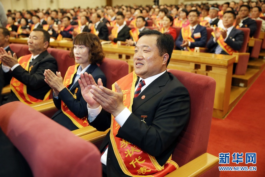 這是與會代表在表彰大會上鼓掌。新華社記者 才揚 攝