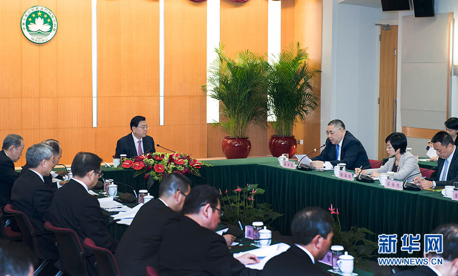 5月8日至10日，中共中央政治局常委、全國(guó)人大常委會(huì)委員長(zhǎng)張德江視察澳門特別行政區(qū)。這是5月8日，張德江聽取澳門特別行政區(qū)政府工作匯報(bào)。新華社記者 李學(xué)仁 攝