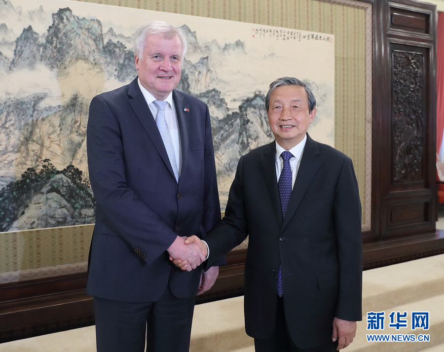 5月10日，國務院副總理馬凱在北京中南海紫光閣會見德國巴伐利亞州州長、基社盟主席霍斯特&middot;澤霍費爾一行。 新華社記者王曄攝