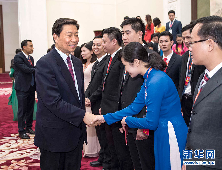 5月22日，中共中央政治局委員、國(guó)家副主席李源潮在北京會(huì)見越南胡志明共青團(tuán)中央書記處第一書記黎國(guó)鋒率領(lǐng)的越南青年代表團(tuán)。 新華社記者李濤 攝