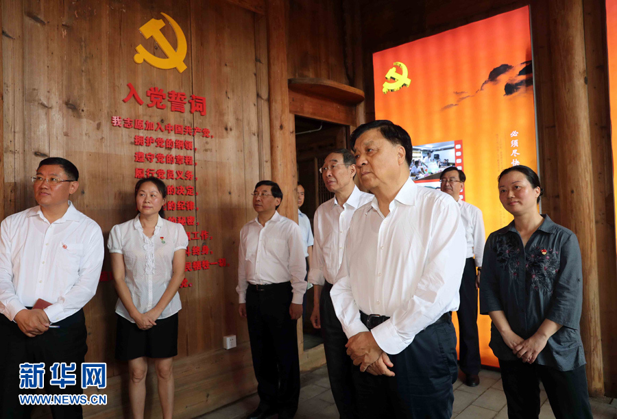 6月8日至10日，中共中央政治局常委、中央書記處書記劉云山在福建調研。這是6月9日，劉云山專程來到政和縣石圳村，深入了解廖俊波的事跡。新華社記者 劉衛(wèi)兵 攝