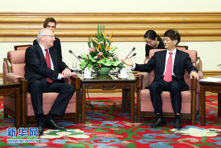 6月15日，中共中央政治局委員、中央政法委書(shū)記孟建柱在北京會(huì)見(jiàn)德國(guó)聯(lián)邦總理府情報(bào)國(guó)務(wù)秘書(shū)弗里徹。 新華社記者 謝環(huán)馳 攝