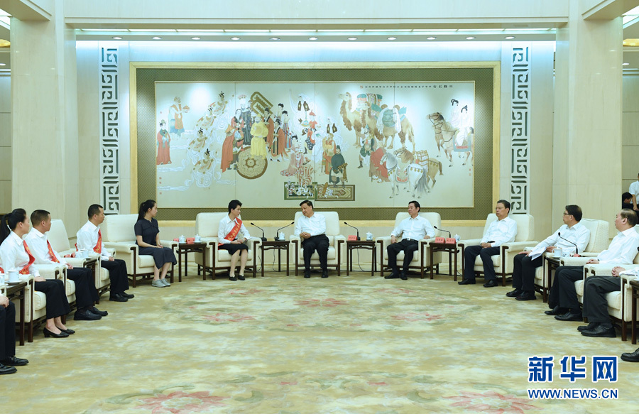 6月21日，廖俊波同志先進事跡報告會在北京人民大會堂舉行。報告會前，中共中央政治局常委、中央書記處書記劉云山會見報告團成員，代表習近平總書記，代表黨中央，向廖俊波同志家屬表示親切慰問，并頒發(fā)黨中央追授廖俊波同志&ldquo;全國優(yōu)秀共產(chǎn)黨員&rdquo;證書、獎?wù)隆Ｐ氯A社記者 饒愛民 攝