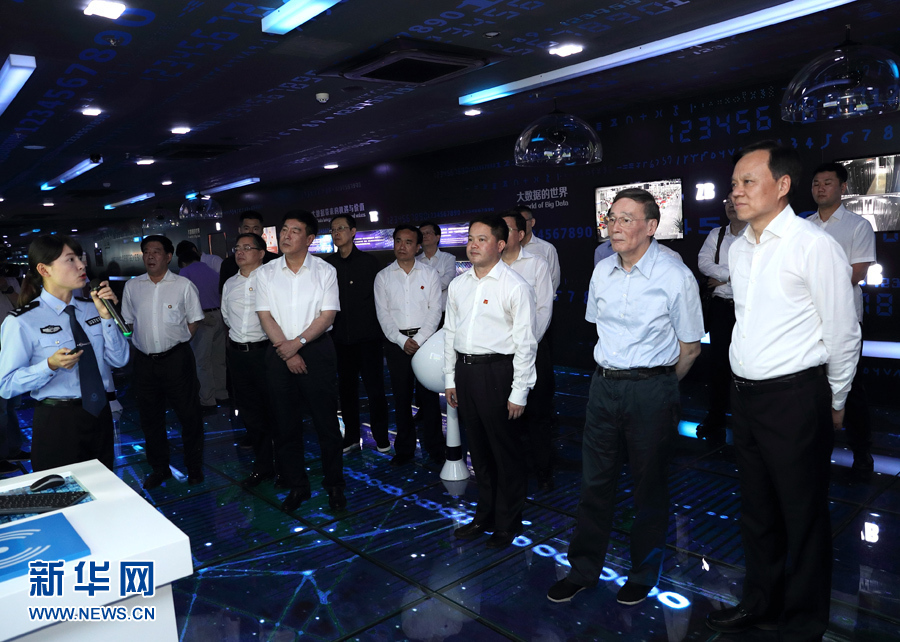 6月20日至22日，中共中央政治局常委、中央紀(jì)委書記王岐山在貴州省檢查紀(jì)檢監(jiān)察工作。這是6月21日，王岐山在調(diào)研期間考察貴陽(yáng)大數(shù)據(jù)應(yīng)用展示中心。新華社記者 王曄 攝