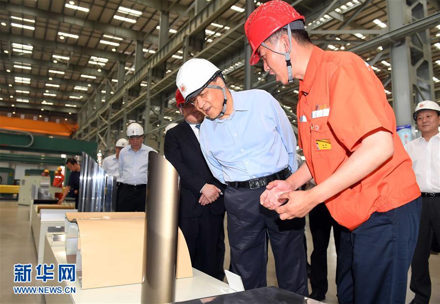 6月22日至24日，中共中央政治局常委、中央書記處書記劉云山在遼寧調(diào)研。這是6月22日，劉云山在營口市忠旺鋁業(yè)公司調(diào)研。 新華社記者張鐸 攝