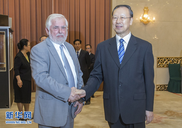 6月28日，中共中央書記處書記、全國政協(xié)副主席、中國經(jīng)濟(jì)社會(huì)理事會(huì)主席杜青林在北京會(huì)見歐盟經(jīng)濟(jì)社會(huì)委員會(huì)主席達(dá)西斯。 新華社記者 崔新鈺 攝