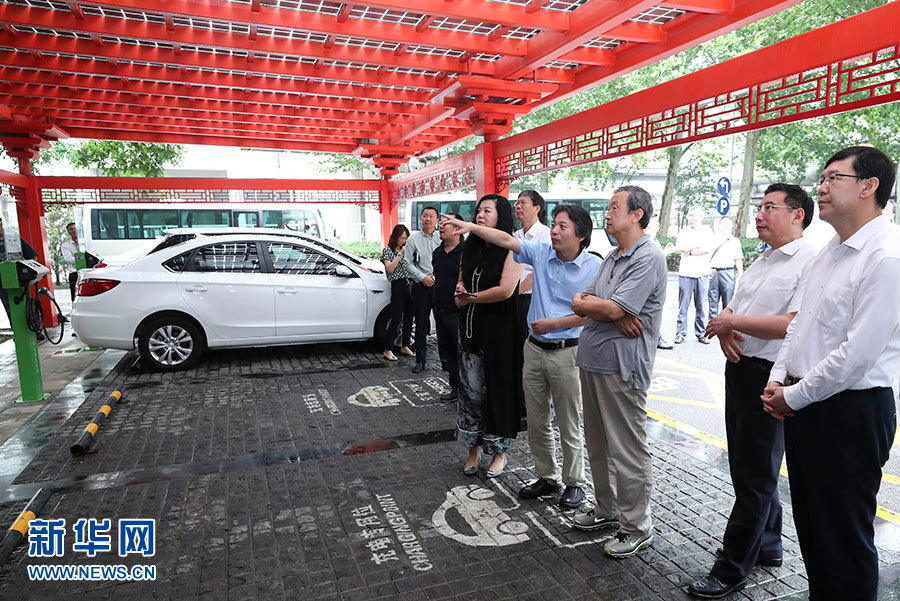 近日，中共中央政治局委員、國(guó)務(wù)院副總理馬凱在北京調(diào)研新能源汽車(chē)產(chǎn)業(yè)發(fā)展。這是7月4日，馬凱在北京深入新能源汽車(chē)充換電設(shè)施、充電服務(wù)平臺(tái)、分時(shí)租賃等單位調(diào)研。新華社記者 龐興雷 攝