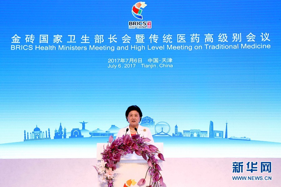 7月6日，金磚國家衛(wèi)生部長會暨傳統(tǒng)醫(yī)藥高級別會議在天津開幕。國家主席習(xí)近平發(fā)來賀信，對會議召開表示祝賀。國務(wù)院副總理劉延?xùn)|在開幕式上宣讀習(xí)近平的賀信并發(fā)表主旨演講。新華社記者 張玉薇 攝
