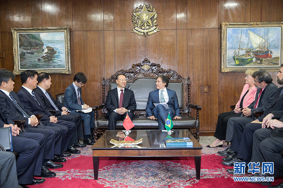 7月11日，在巴西首都巴西利亞，中共中央書記處書記、全國政協(xié)副主席杜青林（中左）會(huì)見巴西參議院議長歐尼西奧&middot;奧利維拉（中右）。新華社記者李明攝