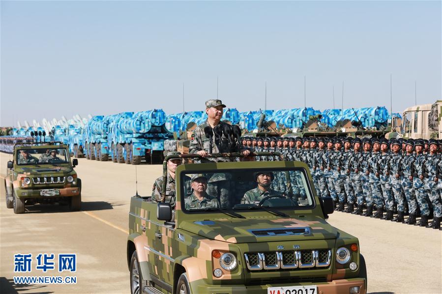 7月30日上午，慶祝中國人民解放軍建軍90周年閱兵在朱日和聯(lián)合訓(xùn)練基地隆重舉行。中共中央總書記、國家主席、中央軍委主席習(xí)近平檢閱部隊并發(fā)表重要講話。這是習(xí)近平乘車檢閱部隊。新華社記者 李剛 攝