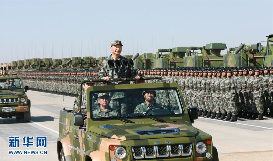 7月30日上午，慶祝中國人民解放軍建軍90周年閱兵在朱日和聯(lián)合訓(xùn)練基地隆重舉行。中共中央總書記、國家主席、中央軍委主席習(xí)近平檢閱部隊并發(fā)表重要講話。這是習(xí)近平乘車檢閱部隊。新華社記者 李剛 攝