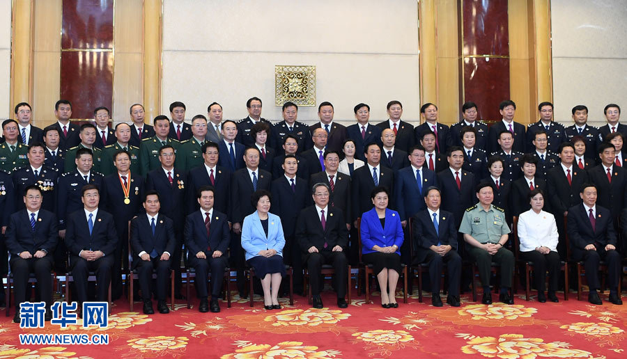 8月7日，中共中央政治局常委、全國(guó)政協(xié)主席、中央代表團(tuán)團(tuán)長(zhǎng)俞正聲率代表團(tuán)部分成員分別赴內(nèi)蒙古軍區(qū)、武警內(nèi)蒙古總隊(duì)、武警內(nèi)蒙古森林總隊(duì)慰問，并會(huì)見自治區(qū)政法干警代表。這是俞正聲會(huì)見自治區(qū)政法干警代表并合影。新華社記者 張領(lǐng) 攝