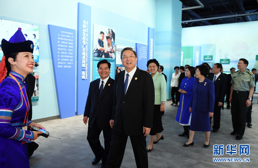 8月7日，中共中央政治局常委、全國政協(xié)主席、中央代表團(tuán)團(tuán)長俞正聲率代表團(tuán)全體成員來到內(nèi)蒙古展覽館，參觀《守望相助團(tuán)結(jié)奮斗&mdash;&mdash;慶祝內(nèi)蒙古自治區(qū)成立70周年展覽》。 新華社記者 張領(lǐng) 攝