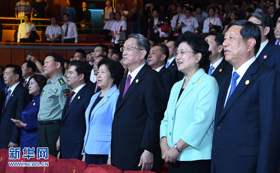8月7日，慶祝內(nèi)蒙古自治區(qū)成立70周年文藝晚會(huì)《贊歌》在內(nèi)蒙古烏蘭恰特大劇院舉行。中共中央政治局常委、全國(guó)政協(xié)主席、中央代表團(tuán)團(tuán)長(zhǎng)俞正聲和各族各界干部群眾等共約1300人觀看演出。新華社記者 張領(lǐng) 攝