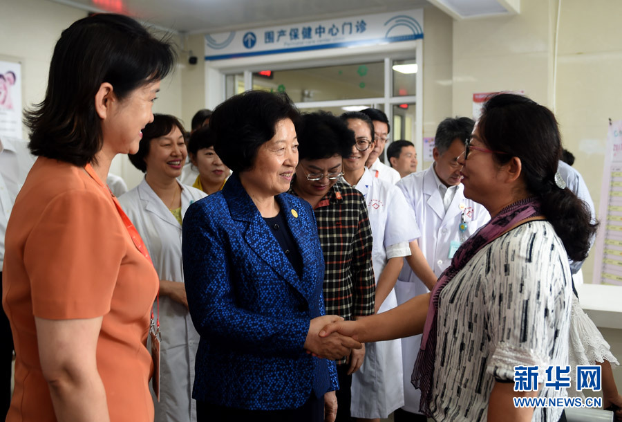 8月9日，中共中央政治局委員、中央統(tǒng)戰(zhàn)部部長、中央代表團(tuán)副團(tuán)長孫春蘭率中央代表團(tuán)三分團(tuán)，先后赴內(nèi)蒙古自治區(qū)烏海市、阿拉善盟看望各族干部群眾。這是孫春蘭在烏海市婦兒醫(yī)療預(yù)防保健中心同患者親切交談。新華社記者 任軍川 攝