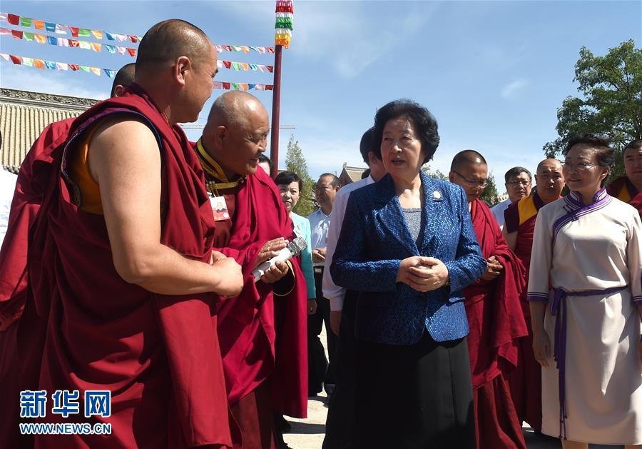 8月10日，中共中央政治局委員、中央統(tǒng)戰(zhàn)部部長、中央代表團(tuán)副團(tuán)長孫春蘭率中央代表團(tuán)三分團(tuán)繼續(xù)在內(nèi)蒙古自治區(qū)阿拉善盟看望慰問，把以習(xí)近平同志為核心的黨中央的親切關(guān)懷和全國各族人民的美好祝福帶給阿拉善各族各界干部群眾。這是孫春蘭在佛教寺廟延福寺考察。新華社記者 任軍川 攝