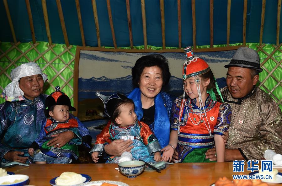 8月11日，帶著以習(xí)近平同志為核心的黨中央的親切關(guān)懷和全國各族人民的美好祝福，中共中央政治局委員、中央統(tǒng)戰(zhàn)部部長、中央代表團(tuán)副團(tuán)長孫春蘭率中央代表團(tuán)三分團(tuán)在錫林郭勒盟看望各族干部群眾，共同慶祝內(nèi)蒙古自治區(qū)成立70周年。這是孫春蘭在錫林浩特市寶力根蘇木牧民巴&middot;巴特爾（右一）家中看望。新華社記者 任軍川 攝