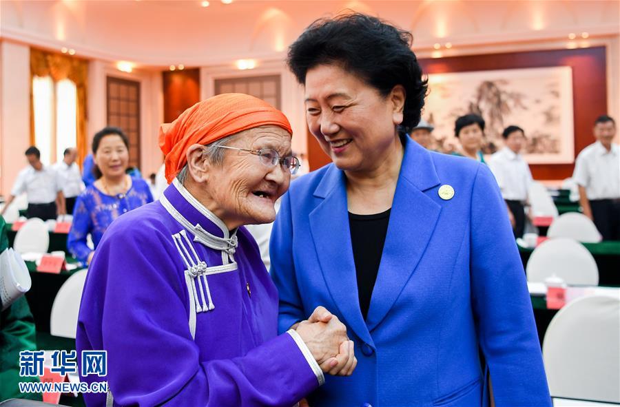 8月11日，中共中央政治局委員、國務(wù)院副總理、中央代表團副團長劉延?xùn)|率中央代表團二分團，看望慰問烏蘭察布各族干部群眾，轉(zhuǎn)達以習(xí)近平同志為核心的黨中央的親切關(guān)懷和全國人民的美好祝愿。這是劉延?xùn)|在出席烏蘭察布市慶祝內(nèi)蒙古自治區(qū)成立70周年座談會后，與&ldquo;草原母親&rdquo;都貴瑪親切交談。新華社記者 連振 攝