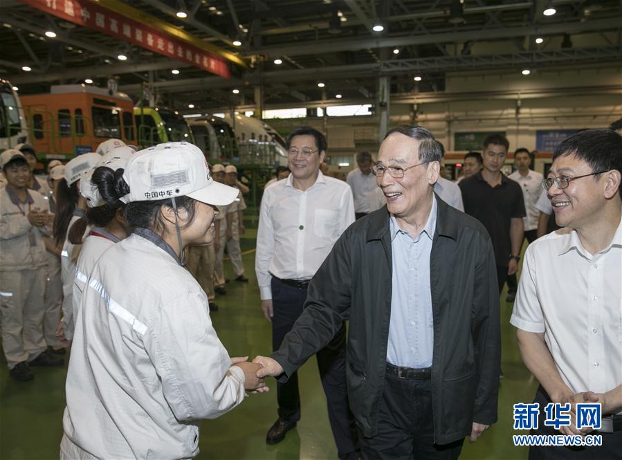 9月3日至5日，中共中央政治局常委、中央紀(jì)委書記、中央巡視工作領(lǐng)導(dǎo)小組組長王岐山在湖南省調(diào)研并主持召開巡察工作座談會。這是9月4日，王岐山到中國中車株洲電力機(jī)車有限公司考察。新華社記者 王曄 攝
