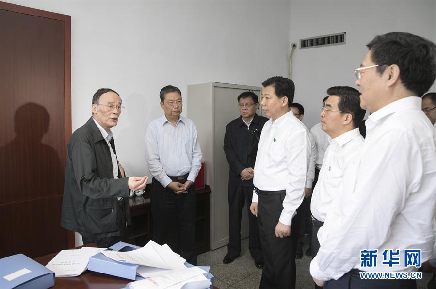 9月3日至5日，中共中央政治局常委、中央紀(jì)委書記、中央巡視工作領(lǐng)導(dǎo)小組組長王岐山在湖南省調(diào)研并主持召開巡察工作座談會。這是9月4日，王岐山來到株洲市委巡察辦看望巡察干部。新華社記者 王曄 攝
