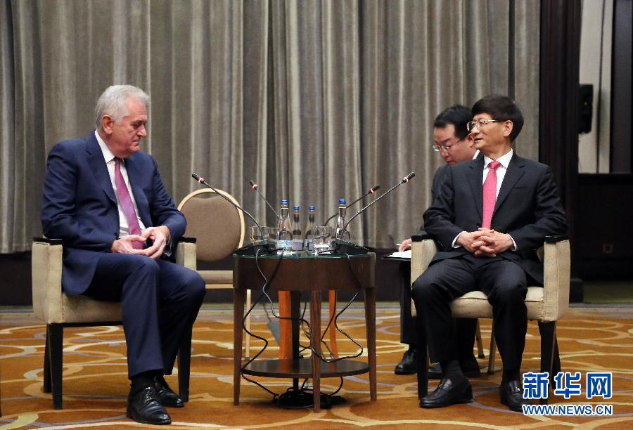 9月11日，在塞爾維亞首都貝爾格萊德，習(xí)近平主席特使、中共中央政治局委員、中央政法委書(shū)記孟建柱（右）會(huì)見(jiàn)塞爾維亞前總統(tǒng)尼科利奇（左）。新華社記者王慧娟攝